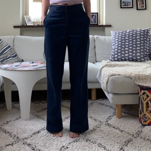Dickies byxor - Säljer mina snygga byxor från dickies som är köpta second hand👍🏼längden på byxorna är 34 så och är därför lite långa på mig som är 166 men jag gillar det och de är även insydda i midjan från 30 i midjan till 27/26 eftersom det är min storlek och de passar på mig🤪kontakta mig för intresse eller eventuellt fler bilder💓köparen står för frakt