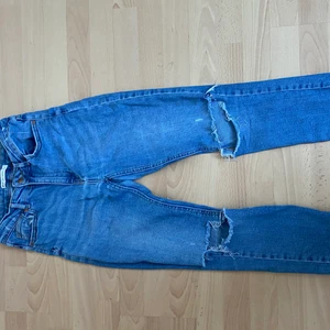 Molly Jeans - Finna Molly Jeans med hål i,  säljer dom pågrund av att jag inte använder dom. Fint  skick  köparen står för frakten 