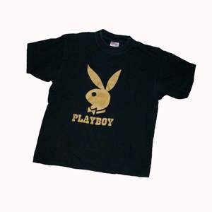 Fin Playboy T-shirt i fint skick!! Troligtvis fake men fortfarande skitball:) svart med guldigt tryck😍