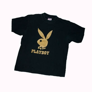 Snygg Playboy T-shirt!! - Fin Playboy T-shirt i fint skick!! Troligtvis fake men fortfarande skitball:) svart med guldigt tryck😍