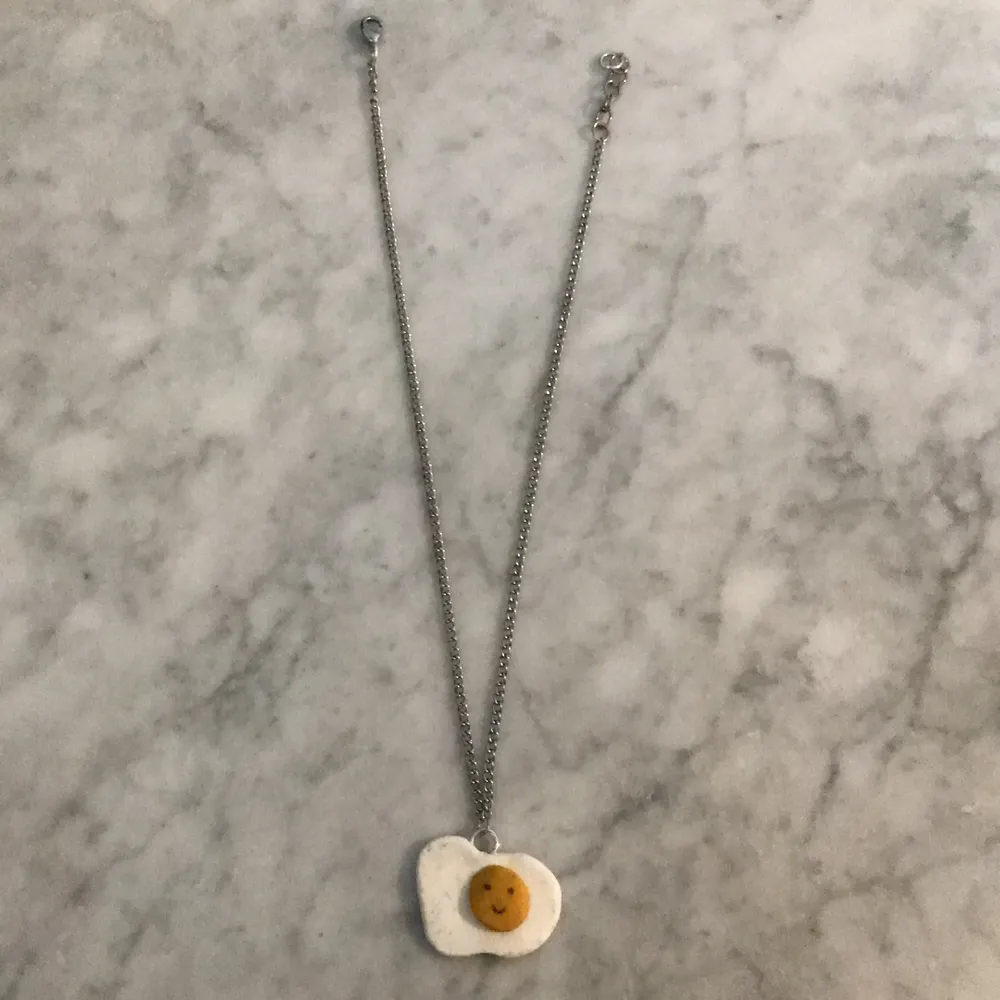 Ett halsband som ska passa bra till de stekta ägg örhängena!                                    Finns i lager. Accessoarer.