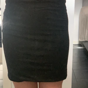 Svart kjol - Kjol som tyvärr är för stor för mig :/