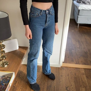 Jeans från BikBok - Ett par blåa jeans från BikBok. Köpta i december och är som i nyskick. Säljer på grund av att det har blivit försmå. Nypris 599kr😊