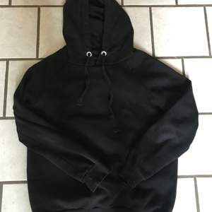 Vanlig basic svart hoodie från ginatricot! Den är väl använd men inte dåligare skick💕💕 
