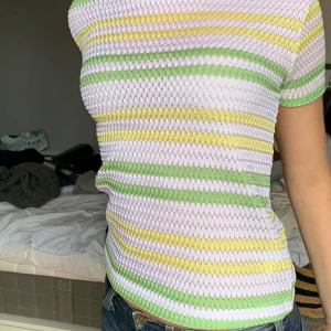 Zara tröja - Jättesöt tröja från zara med unikt mönster. Bra skick och jättefin till sommaren. 