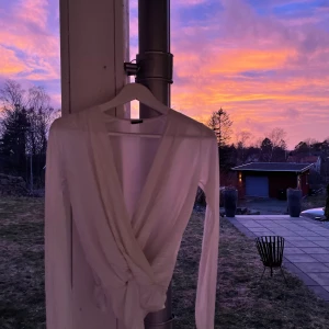 Långärmad body  - Vit långärmad body ifrån GINA. Använd men bra skick. Köparen står för frakten 💕