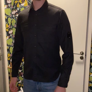 C.P COMPANY skjorta - Färg:Svart Storlek:L men passar även M   Säljs pga att den har blivit för liten. Jag står för frakten i vanlig ordning.  Bud från 500!