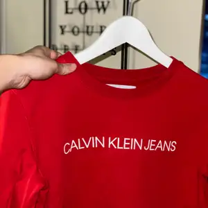 Säljer min röda Calvin Klein sweatshirt pågrund av att den inte används längre. Bra skick och inga synliga slitningar. Nypris 699❤️