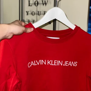 Calvin Klein Sweatshirt - Säljer min röda Calvin Klein sweatshirt pågrund av att den inte används längre. Bra skick och inga synliga slitningar. Nypris 699❤️