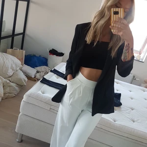 Blazer från HM - Svart blazer från HM storlek 36. Milt vadderade axlar som ger en snygg passform! Köpare står för frakten!
