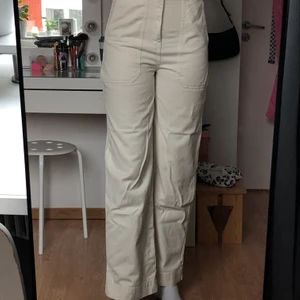 vita jeans H&M - jättefina vida, högmidjade, vita jeans ifrån H&M. Säljer pga sitter inte alls bra på mig haha, är i jättefint skick. Billigt pris pga vet inte vad de kostade från början :) FRAKT INGÅR EJ I PRISET!