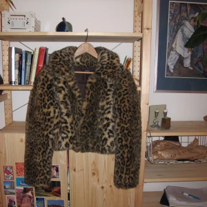 croppad faux fur jacka - Leopardmönstrad fluffig jacka. Aningen oversizad, passar nog en strl S-M :).                                           Vid köp av flera plagg kan du få rabatt! 🤠