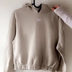 Hoddie strl 170 - En fin beige hoddie från h&m med ett NYC tryck på fram sidan💗 50kr + frakt pris kan diskuteras