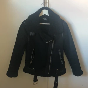 Biker jacka - Säljer du min jacka från zara, men köpt här på plik! (Frakt ingår ej) hör av dig om intresse🥰