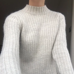 Stickad tröja  - Jättefin stickad tröja från Monki i 15% ull och 15% alpacka. Jättefint skick! varm o skön 
