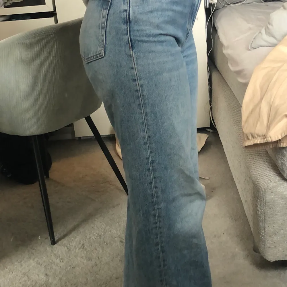 Säljer ännu ett par Monki jeans som är slutsålda överallt. Är i den populära modellen Yoko. Sitter snyggt på o är i en sjukt fin färg. Köparen står för frakten!💕. Jeans & Byxor.