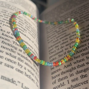 Armband - Oanvänd, handgjord av mig. Ca 18 cm i omkrets, ingen speciell ordning på pärlorna då jag tycker att detta är finare. Färgerna är gul, röd, blå och grön.