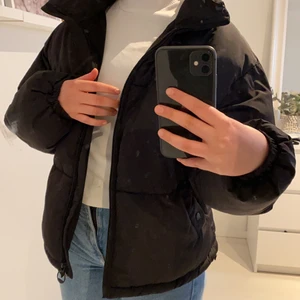 puffer jacket  - denna svarta dunjacka har inga som helst fel , lite fleece materiall därinne och ser precis som ny ut! 