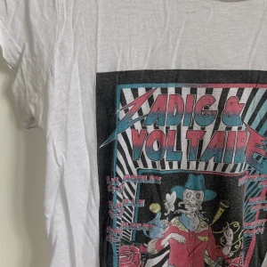 Zadig t-shirt - Säljer denna skitsnygga Zadig Voltaire t-shirten i storlek S. Nypris ca 800kr. Lite urtvättad, annars som ny. Skriv vid intresse, om fler intresserade buda i kommentarerna! 