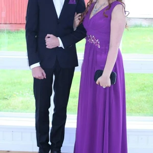 Festklänning Balklänning  - Lila festklänning/balklänning i chiffong i storlek 38. Färgen är mest verklighetstrogen på bild 2. Lagom lång till mig som är 162cm. ✨ Köparen står för frakt på 66kr. 