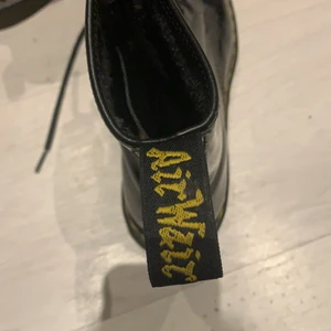 Dr. Martens stl 39/40 - Blanka dr Martins dom är använda men aldrig utomhus säljer pga fel storlek