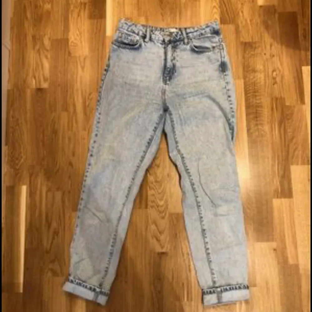 Fina jeans, sparsamt använda. Storlek 36. ”Mom jeans”. Finns att hämta på Mariehem, Umeå. Kan fraktas, köparen står för frakten. . Jeans & Byxor.