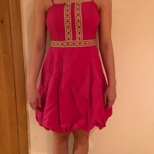 Tommy Hilfiger rosa klänning - Tommy Hilfiger rosa klänning använd ett fåtal gånger. Skönt material med inbyggd byst hållare i klänningen. 