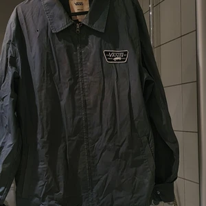 VANSJACKA - Använd men ändå bra skick. Snygg coachjacka i blå/grön