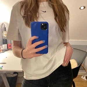 Nike t-shirt  - Fin vit Nike t-shirt. Säljer då de inte riktigt är min stil längre. Den är sparsamt använd 1-3 gånger så ser ut som ny 💕