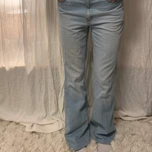 Så snygga raka lite Bootcut jeans köpta secondhand. Storlek 34 i innerbenslängd vilket passar på någon 170-179cm skulle jag säga. Midjemåttet är 79cm. Linnea på bilden är 178cm och när storlek 38 i Zara jeans för referens