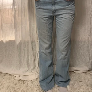 Vintage Raka jeans  - Så snygga raka lite Bootcut jeans köpta secondhand. Storlek 34 i innerbenslängd vilket passar på någon 170-179cm skulle jag säga. Midjemåttet är 79cm. Linnea på bilden är 178cm och när storlek 38 i Zara jeans för referens