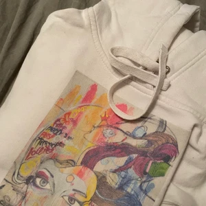 The cool elephant hoodie - Superfin vit hoodie från the cool elephant i gott skick!💕Tröjan är i stl S men är liten i stl därav passar den även mindre. Tröjan är även i bra och tåligt material🤗 Skriv för eventuella frågor/bilder!