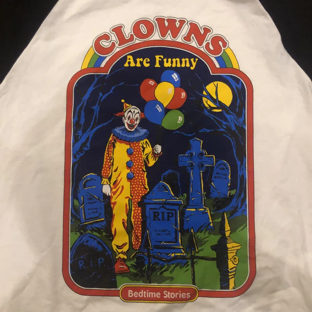 Clowns Are Funny baseball tröja, köpt i USA på Spencers. Säljes pga det inte är min stil längre, använt fåtal gånger! Utmärkt skick, inga hål. . Skjortor.
