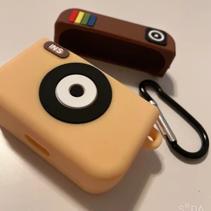 Skal för air pods pro (2019) - En väldig fin och söt air pods pro skal som ser ut som det gammla instragram appen.  Skalet är helt ny och har aldrig använt den men måste sälja den nu eftersom jag inte har air pods pro. Skalet är silikon och är därför också vattentät, den är både söt och skyddar air podsen så att den inte blir skadad… ops köparen står för frakten! 