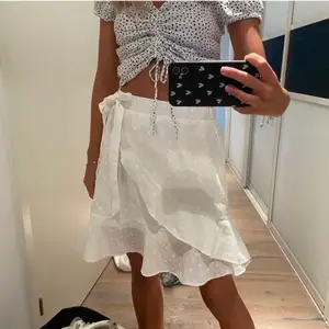 Jättefin vit kjol till sommaren, storlek s🤍aldrig använd!