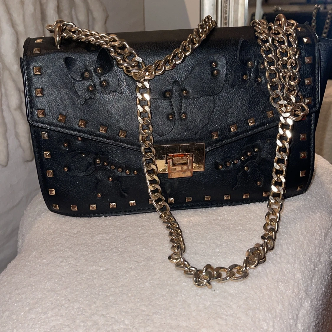 Handväska i svart och guld  - 90