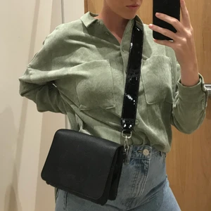 Manchesterskjorta  - Skjorta i manchester i superfint skick (frakt tillkommer🤍) (säljer även väskan) 