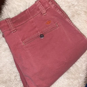 Rosa chinos - rosa chinos som jag älskar men som är tyvärr för stora på mig. köpte dom ”second hand”. köp för 100 kr + 66 kr frakt