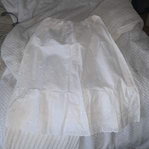 Lång Vintage kjol! I fint skick, finns ingen storlek men passar mig med S.köparen står för frakten:)