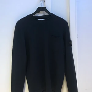Stone Island Stickad Mörkblå - Stickad Stone Island tröja i storlek M. Jag har haft den i någon månad. Den har inga fläckar eller skador. Passar bra om du har storlek M. Original pris 3000kr.