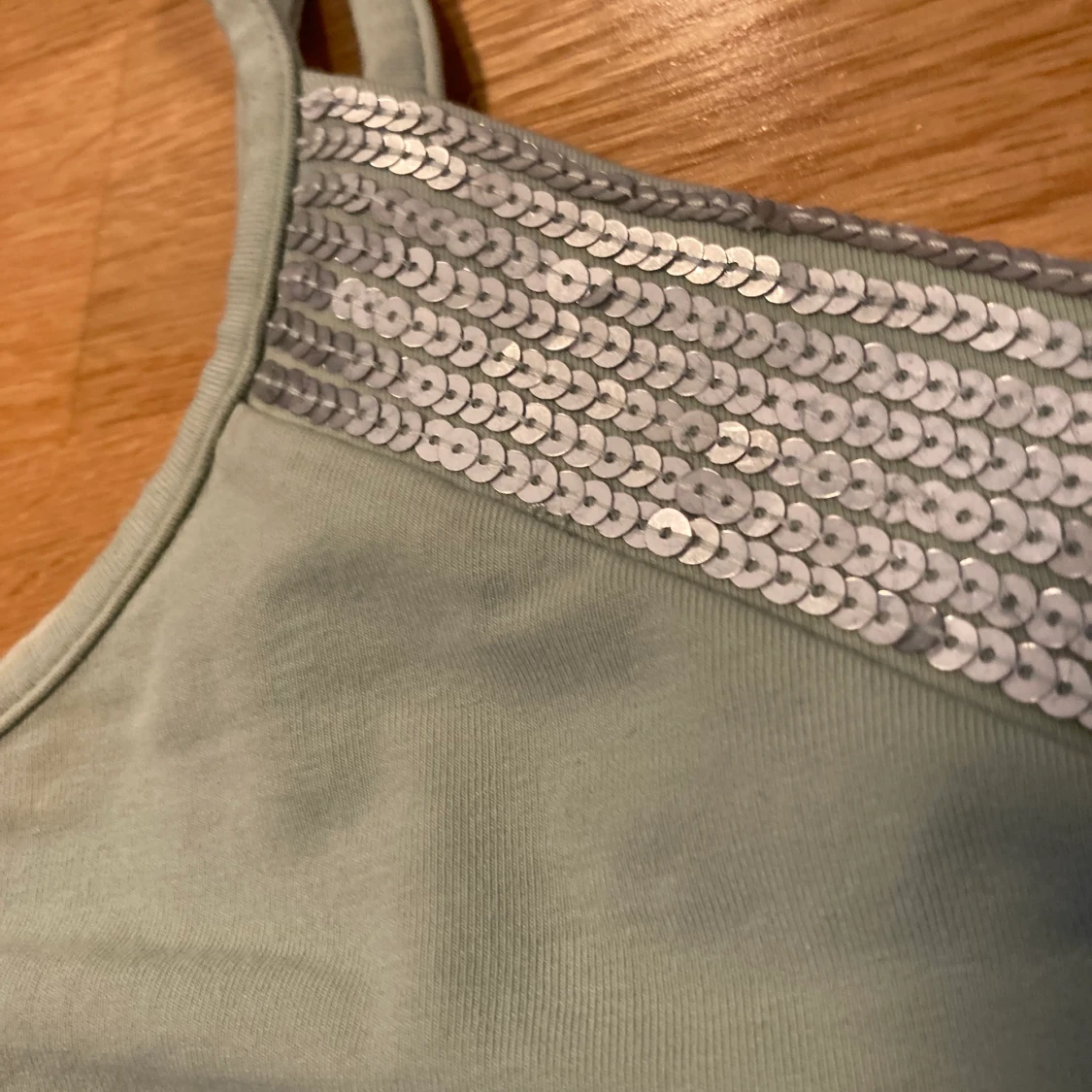 Pastel grönt linne med paljetter  - 91