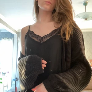 Bolero/kofta - Stickad bolero/kofta, säljer då jag har för många koftor!☺️ Den är från Nakd och är väl använd men inget som förstör plagget eller syns. Skriv privat vid fler frågor eller bilder❤️