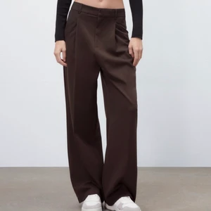 Zara bruna kostymbyxor  - Bruna kostymbyxor från zara i storlek S! Tyvärr lite för små för mig som brukar ha S/M, lappen sitter kvar! 