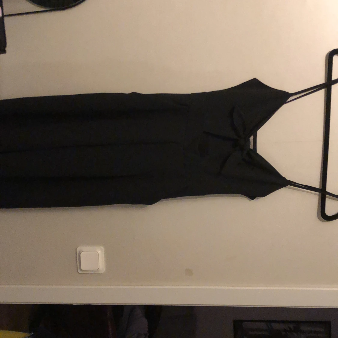 Svart byxdress med fina detaljer!