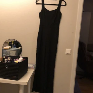 Svart byxdress! - Elegant byxdress från H&M, med fickor (smidigt) och dragkedja bak, vida byxben men passformen är ändå tight över kroppen. Inköpt 2018 använd ett fåtal gånger bara så den är i jättefint skick. Storlek 36, säljer den pga för liten så har tyvärr ingen bild. 