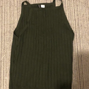 Grönt  linne - Grönt linne från H&M. bra skick, inte använd många gånger. 