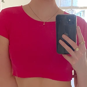 Rosa topp - ”Neon” rosa topp med synliga sömmar, från Zara - säljer pga: inte min färg - använd fåtal gånger 