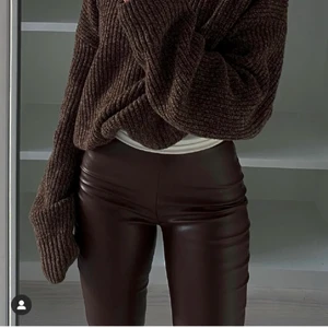 Bruna skinnbyxor  - Säljer ett par bruna skinnbyxor från nelly som är använda ett fåtal gånger. De är i storlek S men skulle säga att de även passar M. De köptes för 500kr och säljer för 150kr+frakt. Dragkedjan är trasig därav priset, kontakta mig för mer information.