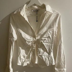 Skjorta  - Vit skjorta i en cool modell från zara. Aldrig använd