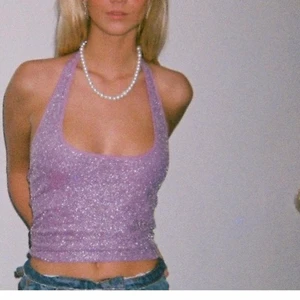 Halterneck  - Säljer den här supersnygga halterneck toppen som är väldigt populär på plick!! Första bilden är lånad men andra är min, den har prislappen kvar så endast testad, strl M men passar s oxå!😇 Köp direkt för 250kr plus frakt!🥰